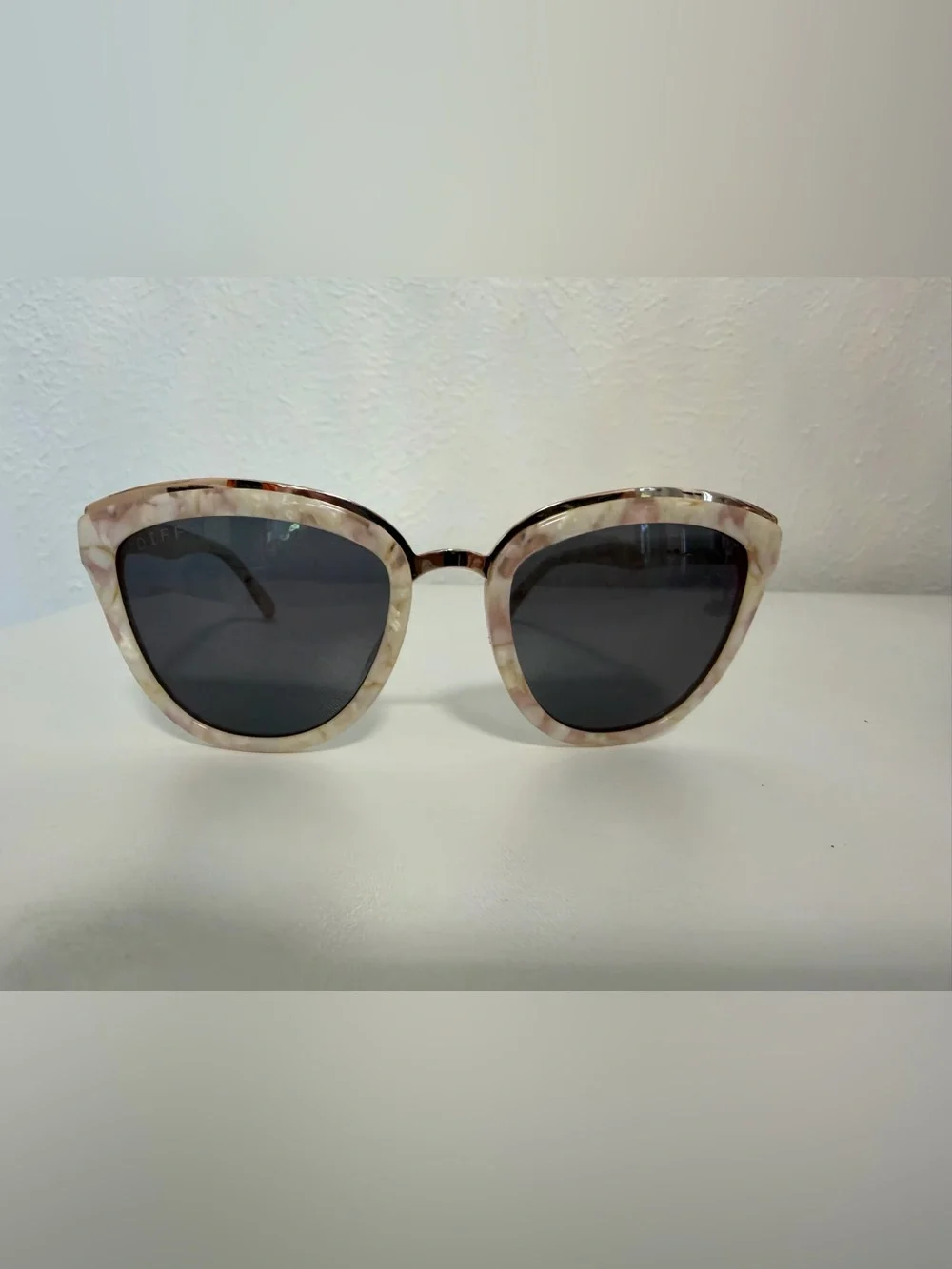 Diff Eyewear Women’s Tortoiseshell Cream Cat-Eye Sunglasses - Black Lenses